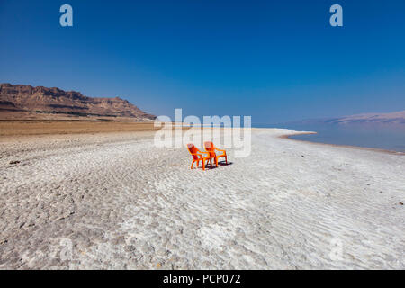 Israel, En Gedi Spa, zwei orangefarbene Stühle auf Halit Einlagen aus dem Toten Meer Stockfoto