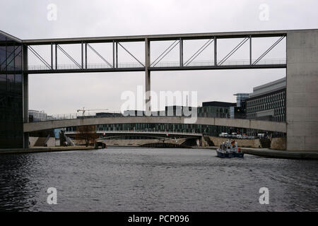 Eine Polizeistreife Boot vorbei an der Spree am Marie-Elisabeth-Lüders-Haus in Berlin. Stockfoto