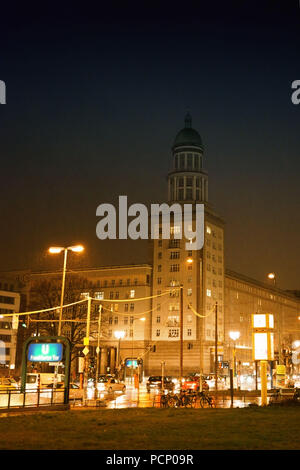 Ein Turm der Frankfurter Tor in der Nacht in Berlin Friedrichshain mit dem benachbarten U-Bahnhof. Stockfoto