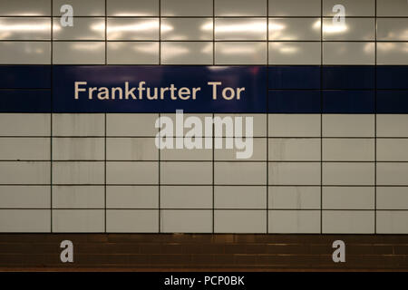 Das Zeichen des Fliesen- U-Bahnstation Frankfurter Tor in Berlin. Stockfoto