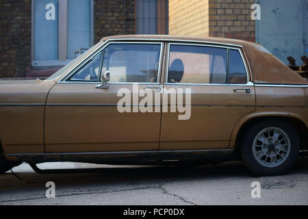 Der Blick auf eine Alte verrostete Oldtimer. Stockfoto