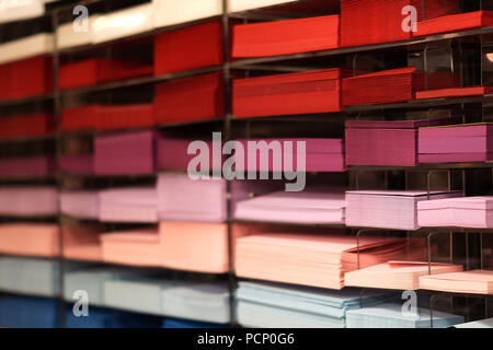 Stapel mit viele verschiedene bunte Papiere Stockfoto