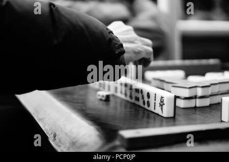 Mann spielt auf der Straße Nanjing Mahjong Stockfoto