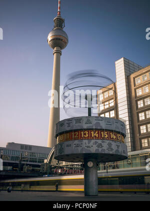 Berlin Alexanderplatz mit Weltzeituhr, Fernsehturm und Bahnhof Stockfoto