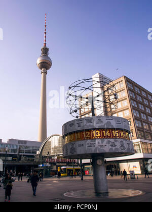 Berlin Alexanderplatz mit Weltzeituhr, Fernsehturm und Bahnhof Stockfoto