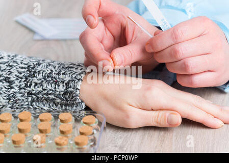 Akupunktur-Therapeuten, die ihr Kunde Hand Akupunkturnadel zuweisen Stockfoto
