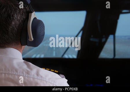 In der Nähe von Captain Schulterklappen und Kopfhörer in der cockipt der Commercial Airplane Stockfoto