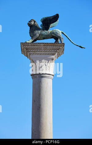 Geflügelte Löwe Statue, Symbol von Venedig an einem sonnigen Tag, blauer Himmel in Italien Stockfoto