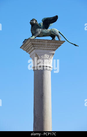 San Marco geflügelten Löwen Statue auf der Säule, Symbol von Venedig an einem sonnigen Tag, blauer Himmel in Italien Stockfoto