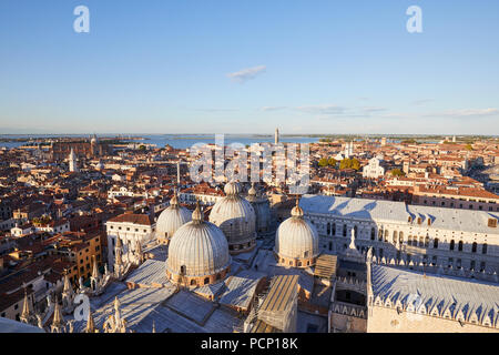 Luftaufnahme von Venedig Dächer, Sankt Markus Basilika Kuppeln und Horizont vor Sonnenuntergang, Italien Stockfoto