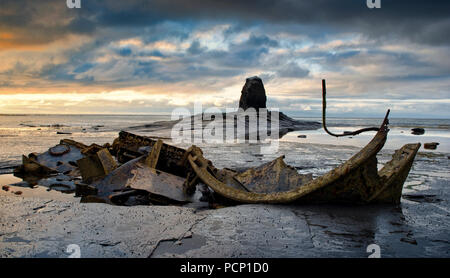 Schwarz Nab und das Wrack der Admiral von Tromp bei Sonnenuntergang. Saltwick Bay, England (3) Stockfoto