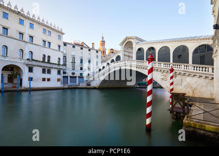 Die Rialtobrücke und den Canale Grande in Venedig, niemand in der Morgen, Italien Stockfoto