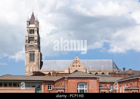 Die Sint Salvator Kathedrale (Saint die Christ-Erlöser-Kathedrale) in Brügge hinter einige Häuser gesehen. Stockfoto