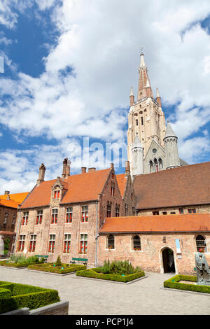 Die Kirche Unserer Lieben Frau in Brügge von einem Platz hinter dem alten Krankenhaus gesehen. Stockfoto