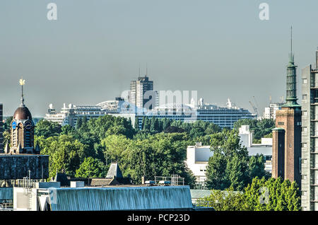 Rotterdam, Niederlande, 3. August 2018: Cruiseship Aida Perla ist das Navigieren auf die Nieuwe Maas, mit im Vordergrund Arminius Kirche, Boym Stockfoto