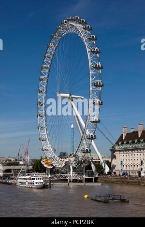 In der Nähe des London Eye, einem Riesenrad am Südufer der Themse in London. Stockfoto