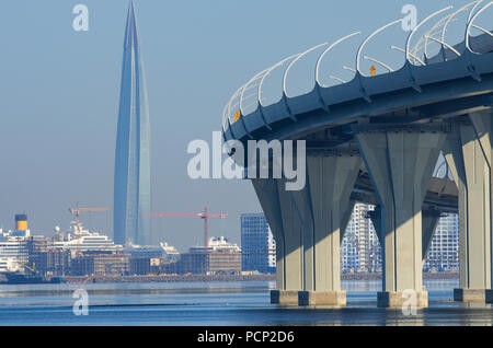 St. Petersburg, Russland - August 01, 2018: Skyscraper Lakhta Center und Western High-Speed Durchmesser Landstraße Stockfoto