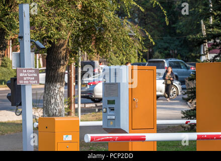 Elektronische Schranke an der Einfahrt zum Parkplatz. Almaty, Kasachstan Stockfoto