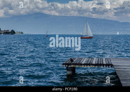 Segelboote auf dem Gardasee Stockfoto