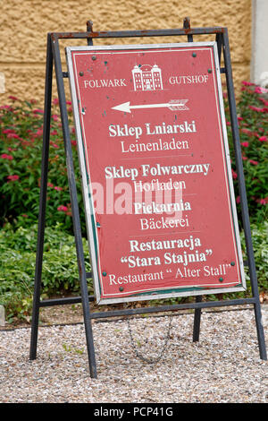 Wegweiser in Lomnitz Manor Farm mit Farm Shop, Wäsche Shop und Bäckerei im Riesengebirge, Lomnica, Niederschlesien, Polen, Europa Stockfoto