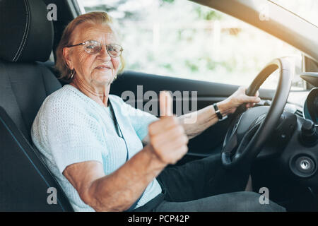 Ältere Frau hinter dem Lenkrad eines Autos Stockfoto