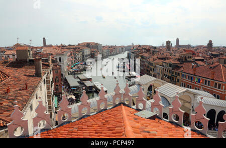 Dächer von Venedig in Italien mit der Rialto Brücke und der Schiffe auf dem Canale Grande von oben gesehen Stockfoto