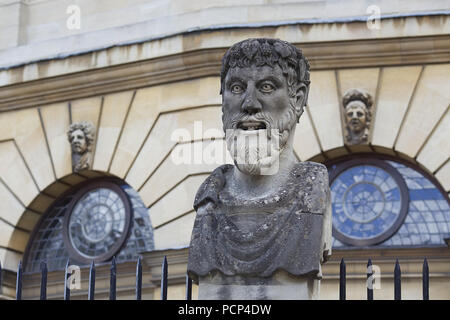 Des Kaisers Köpfe außerhalb der Sheldonian Theatre in Oxford. Stockfoto