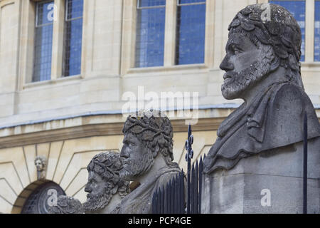 Des Kaisers Köpfe außerhalb der Sheldonian Theatre in Oxford. Stockfoto