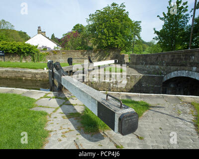 Schleuse Leeds Liverpool Canal in der Nähe von Skipton Skipton North Yorkshire UK Stockfoto