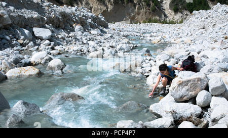 Füllen eine Flasche Wasser in der Nähe der geistlichen Quelle des Flusses Ganges Stockfoto