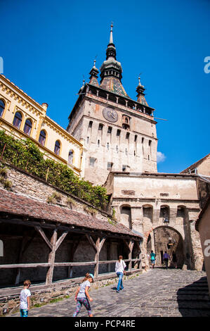 Der Uhrturm in Sighisoara Rumänien - leben die Menschen in der Altstadt Stockfoto