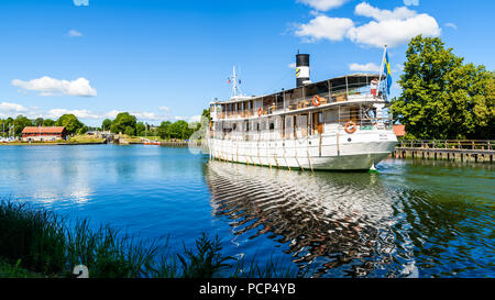 Berg, Schweden - 30. Juni 2018: Die vintage Fahrgastschiff Diana in die Marina auf einem sehr schönen Sommertag. Holzsteg und Landschaft, in Stockfoto