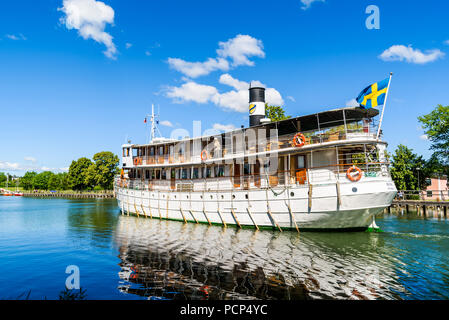 Berg, Schweden - 30. Juni 2018: Die vintage Fahrgastschiff Diana in die Marina auf einem sehr schönen Sommertag. Holzsteg und Landschaft, in Stockfoto