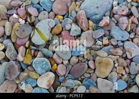 Jeder Fels- und Kiesstrand am Strand hatte seine eigene, einzigartige Form, Farbe und Charakter. Eine unglaubliche Vielfalt an Farben und Formen. Stockfoto