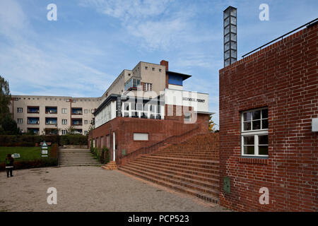 1925-33 von Bruno Taut und Martin Wagner, östliche Kopfbauten mit Lichtstele im Vordergrund Stockfoto