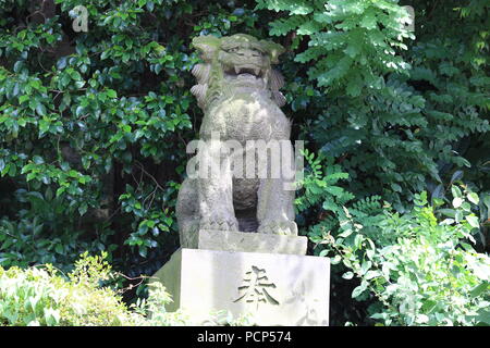 Eine Statue am Eingang der Yoyogi Hachimangu Schrein Stockfoto