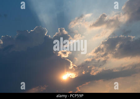 Sonne hinter Gewitterwolken auf einem Sommer Abend. North Yorkshire, UK. Stockfoto