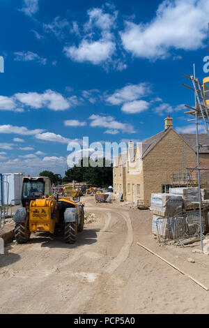 Häuser auf der grünen Wiese in der Nähe von Broadway in den Cotswolds, Großbritannien gebaut. Stockfoto