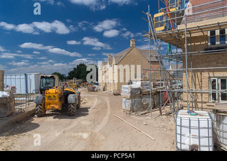 Häuser auf der grünen Wiese in der Nähe von Broadway in den Cotswolds, Großbritannien gebaut. Stockfoto