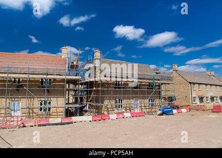 Häuser auf der grünen Wiese in der Nähe von Broadway in den Cotswolds, Großbritannien gebaut. Stockfoto