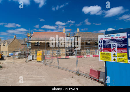 Häuser auf der grünen Wiese in der Nähe von Broadway in den Cotswolds, Großbritannien gebaut. Stockfoto