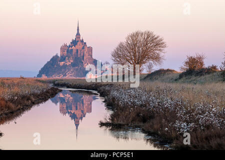 Le Mont Saint-Michel (St. Michael's Mount), Normandie, Nord-westlichen Frankreich: Abendlicht im Herbst über die Bucht und den Berg (nicht für Po verfügbar Stockfoto