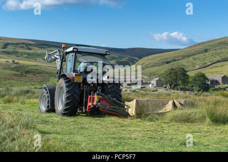Landwirt mähen Hochland Wiese, Ravenseat, North Yorkshire. Stockfoto