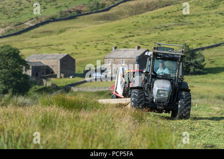 Landwirt mähen Hochland Wiese, Ravenseat, North Yorkshire. Stockfoto
