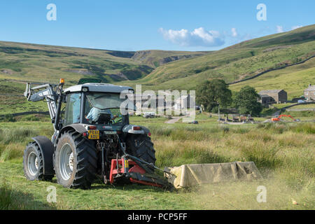 Landwirt mähen Hochland Wiese, Ravenseat, North Yorkshire. Stockfoto