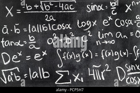 Handschriftliche mathematische Formeln auf der Tafel mit Kreide geschrieben. Schwarzes Brett voller Theorie und Berechnungen. Mathematische Gleichung Hintergrund. Stockfoto