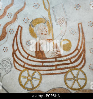 Mose mit zwei Hörnern auf der Stirn, die Lade des Bundes sitzen, mit zwei Rädern, einem mittelalterlichen Wandmalereien in Kirekerup, Dänemark, 3. Juli 2018 Stockfoto