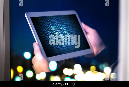 Dark web und Cyber Security Konzept. Mann oder Hacker mit Tablet spät in der Nacht. Betrug im Internet oder online Betrug. Kauf von Medikamenten oder illegalen Website durchsuchen Stockfoto