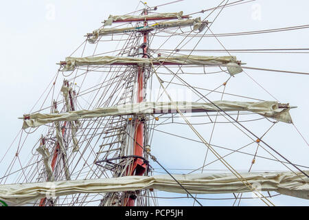 Die Takelage des brigg Aphrodite, foreamast und mainmast mit gedrehten Yards, Vig, Dänemark, 31. Juli 2018 Stockfoto