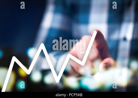 Wirtschaftliches Wachstum, Erfolg und Fortschritt Konzept. Business mann Zeichnung wächst und zunehmende Graphen mit Finger. Stockfoto